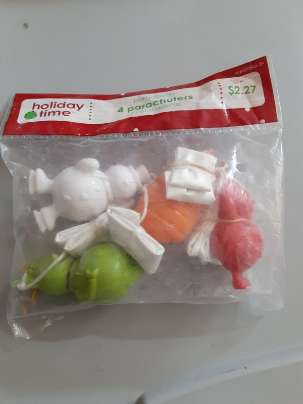 4 Parachuters Party Favors