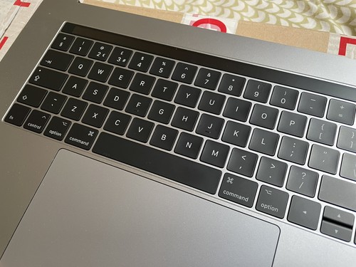 MacBook Pro 15 Zoll 2017 Top Case Handballenauflage UK mit Touch, Grade A, 61 Batt Cyc - Bild 5 von 7