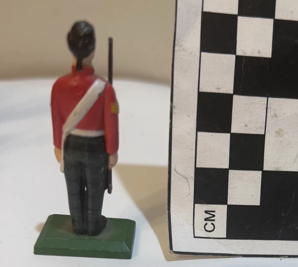 ¡Soldado de metal fundido vintage William Grant & Sons S70! Foto 3 de 4