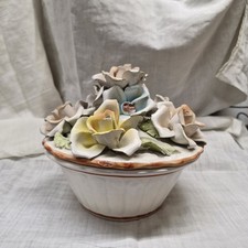 Scatolina porta gioie in ceramica Bassano con fiori applicati a mano – vintage