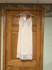 VINTAGE LADIES UNDER SLIP / SIZE 32 SHORT / IVORY/ BEAUTIFUL LACE /TRICOT NYLON