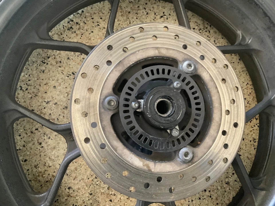 Llanta trasera negra Yamaha YZFR3 YZF R3 YZF-R3 2015-2018 con neumático y rotor Foto 3 de 4