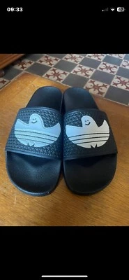 adidas Shmoofoil Slides FY6849 Noir taille 46 ( Taille Petit Correspond au 44 ). - Photo 1/4