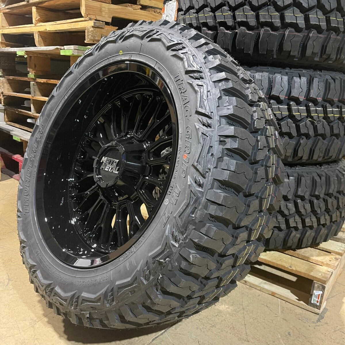 20x10 Moto Metal Stinger MO809 Black Wheels 33