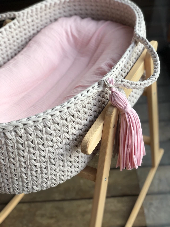 CESTA BEBÉ NIÑA CON CAPUCHA Y SOPORTE MECEDOR Foto 2 de 4