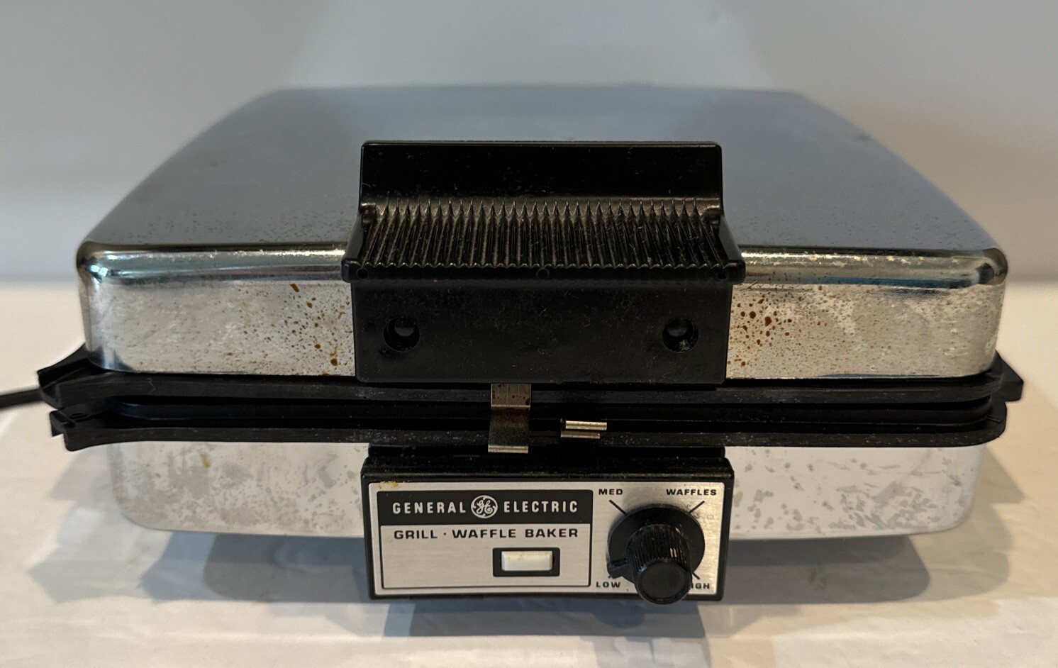 General Electric A2G48T Grill Waffle Maker Baker Chrome 9” Square