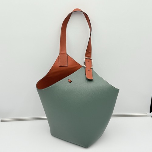 Maison de Beauté Cholet Two-Tone Leather Bucket Tote Bag Green & Rust – Preowned - Picture 7 of 14