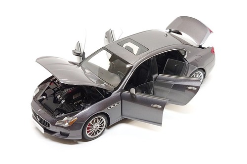 AUTOart 1:18 Maserati Quattroporte GTS in Grigio Maratea - Picture 3 of 13