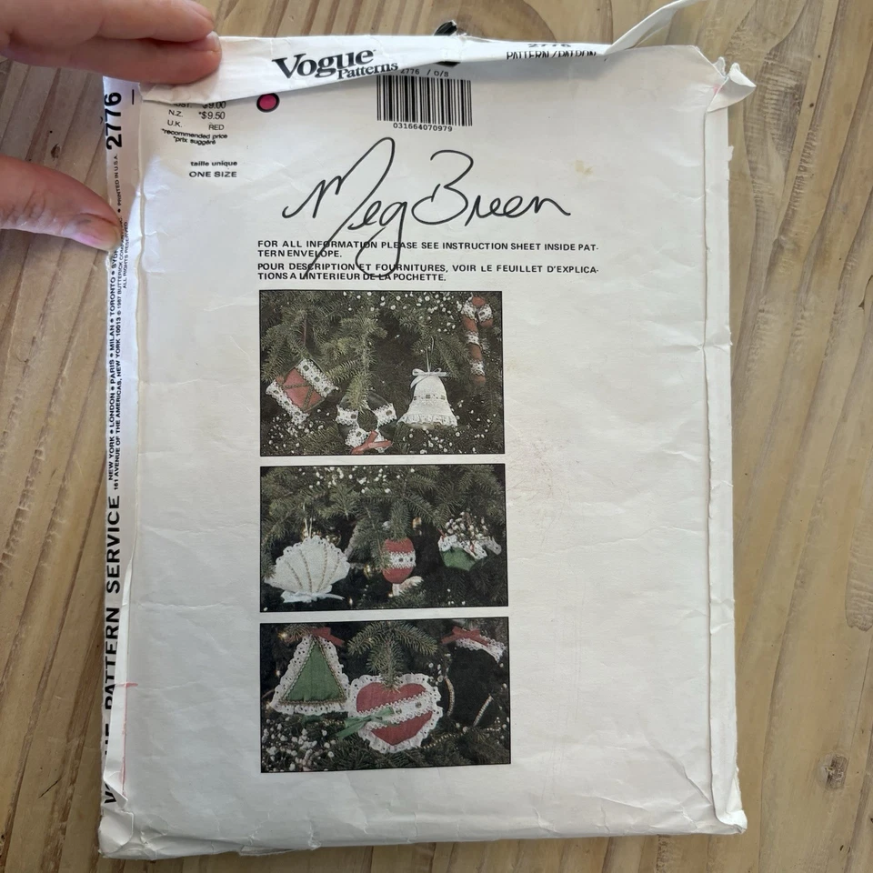 Vogue Sewing Pattern 2776 Christmas Decorations - Tree Skirt Wreath Stockings - Image 2 of 4