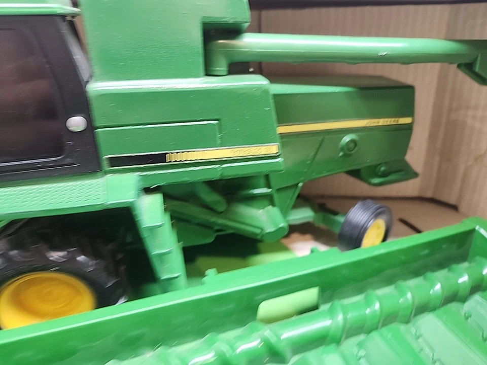 John Deere TITAN II Combine 6620 7720 8820 1:24 NICE Ertl Diecast NIB 16 - Image 4 of 4