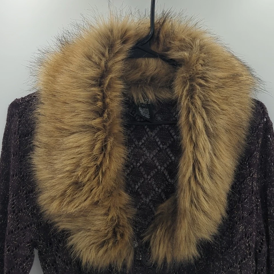 Cárdigan tejido Rue21 cuello de piel sintética metálico púrpura con cinturón manga larga grande Y2k Foto 2 de 4