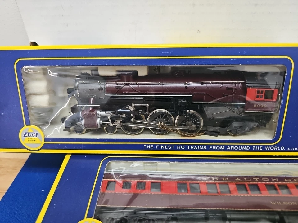 AHM HO 5087-11 Chicago & Alton 4-6-2 Heavy Pacific Set W/ 5 cars New. - Image 3 of 4