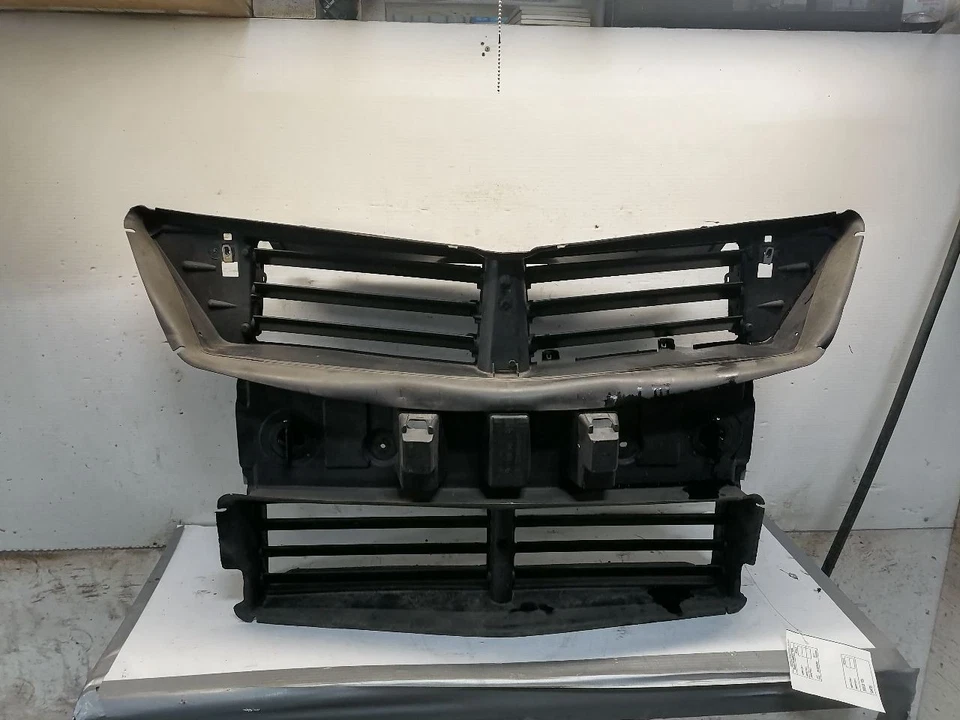 Obturador de aire activo con cubierta Lincoln MKC 2018 EJ7B-8475-AL Foto 4 de 4