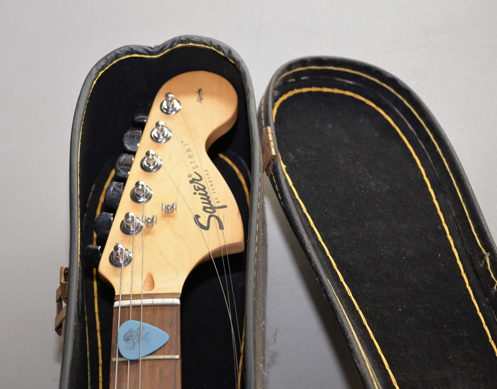 Fender Squier 20th anniversary Stratocaster electric guitar case collectible J3