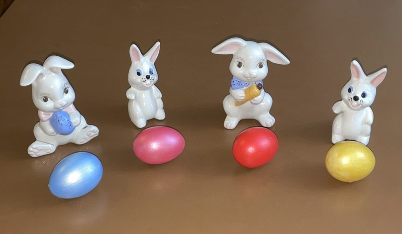 Vintage Set of 4 Ceramic Bunny Rabbits Figures + Colorful Eggs Easter