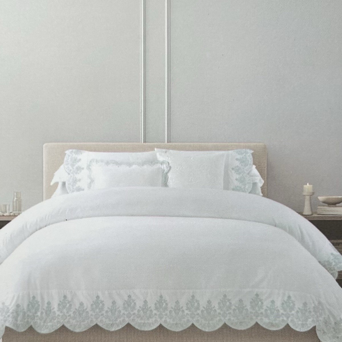 J Joie KING 3pc DUVET SET Crisp White with Soft Green Embroidered Scalloped  Edge