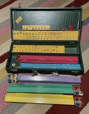 VINTAGE CARDINAL MAH JONG BUTTERSCOTCH BAKELITE W/ COUNTER, DICE, 152 TILES