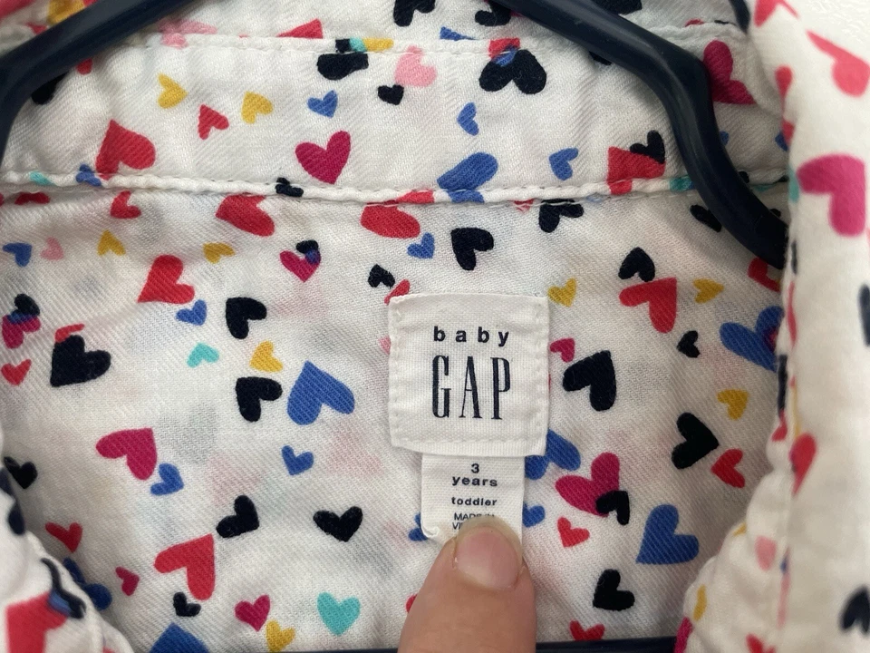 Camisa blanca manga larga con botones estampado de corazón colorido para bebés Gap niñas 3 años Foto 2 de 4