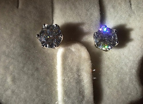 Orecchini Bottone Placcati Oro Kt.18 Con Diamant Moissanite A 6 Poli - Foto 4 di 15