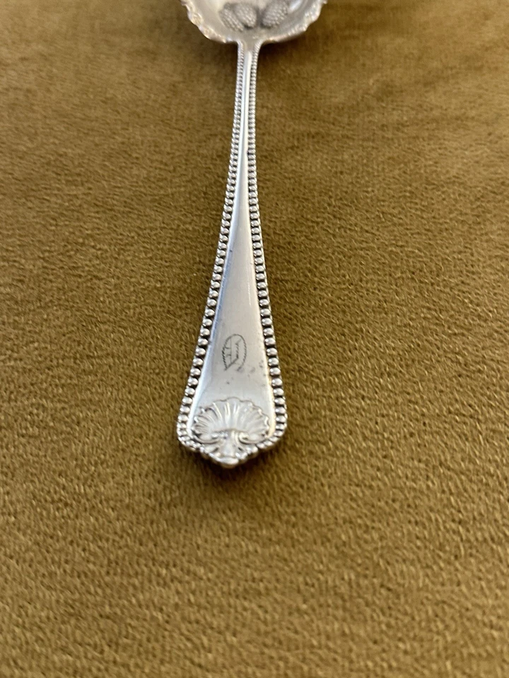 Antigua cuchara para servir bayas plateada Rogers Bros A1 Milam 1847 con MONO Foto 2 de 4