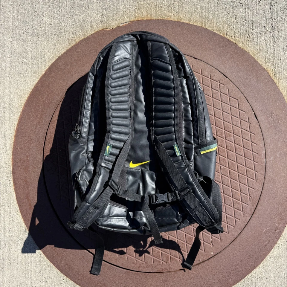 Mochila de atleta emitida por el equipo Oregon Duck, exclusiva para jugadores de fútbol americano Nike RARA Foto 2 de 4