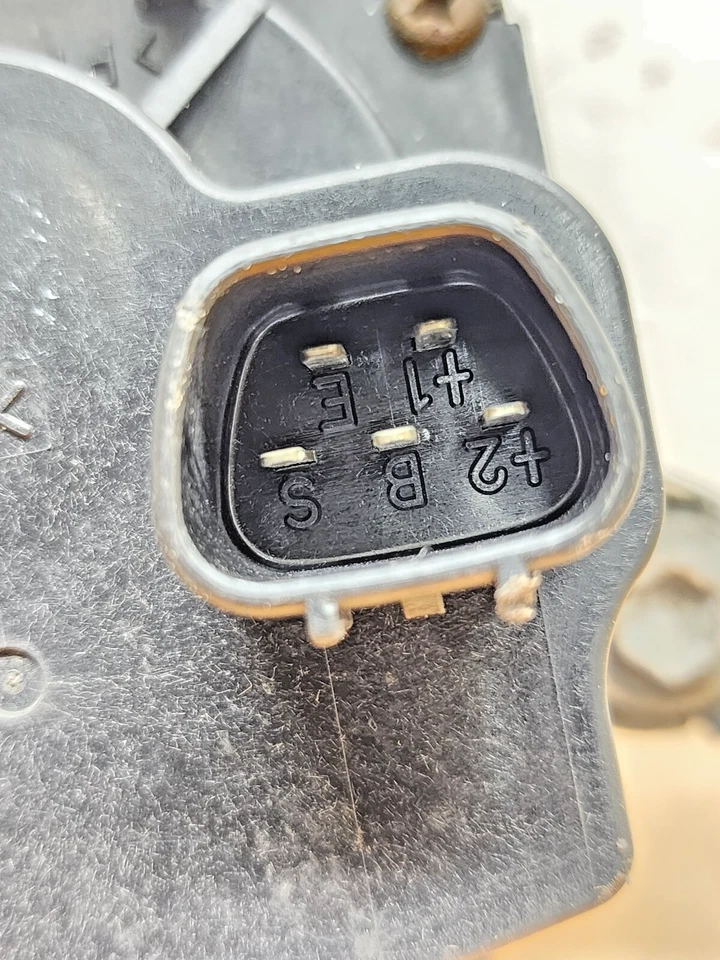 Двигатель стеклоочистителя Mitsubishi Galant 1999-2003 годов выпуска MR192794 от оригинального производителя - Изображение 2 из 4