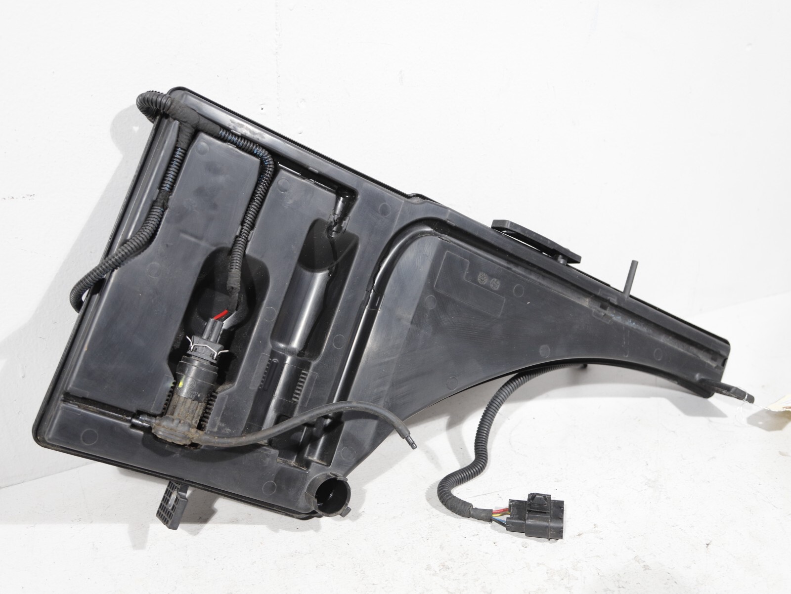 2017 - 2020  MASERATI LEVANTE M161 WINDSHIELD WIPER WASHER RESERVOIR TANK  OEM