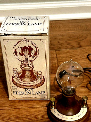 VTG 1879 EDISON REPLICA LAMP Thomas Alva Edison Foundation Souvenir in box EUC