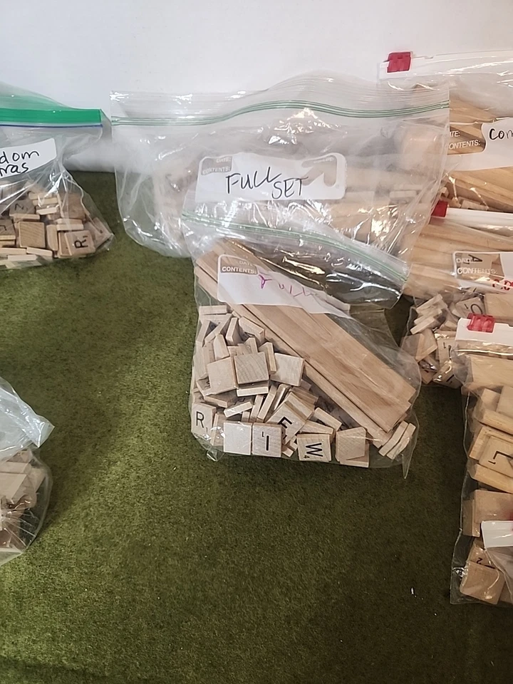 AZULEJOS DE MADERA SCRABBLE 800+ Piezas 6 Juegos Completos + Extras Azulejos Y Estantes Foto 3 de 4