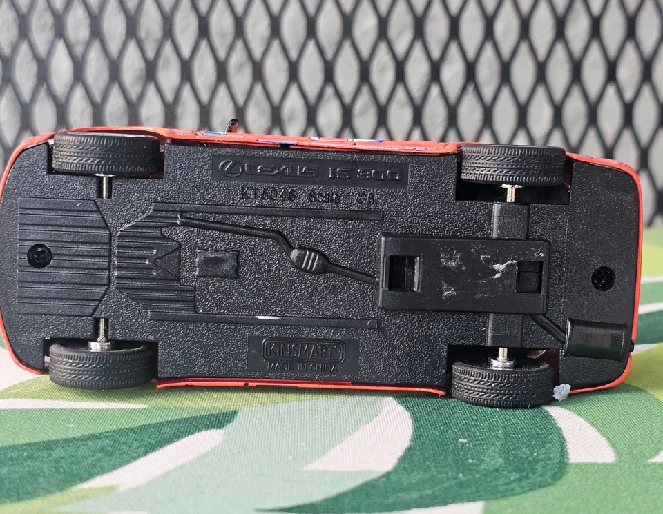 Модель автомобиля KiNSMART Lexus IS 300 масштаб 1:36 - Изображение 2 из 4