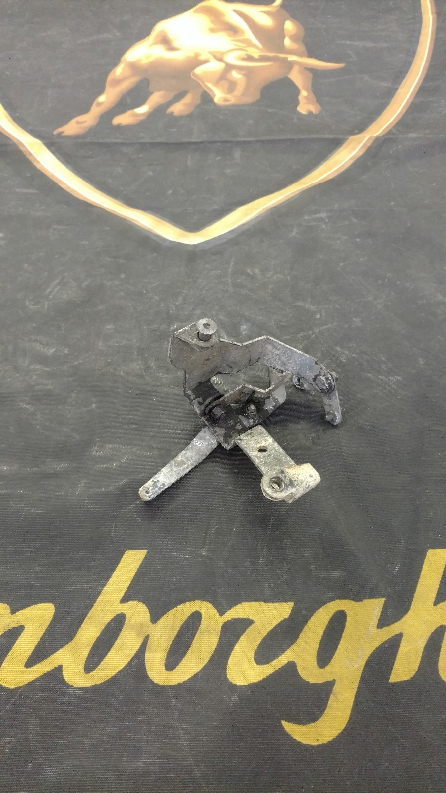 LAMBORGHINI MURCIELAGO LP640 670 LEFT LOCK LEVER SUPPORTING BRACKET 410837161