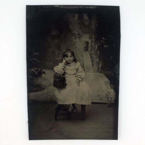 Kontemplacyjna mała dziewczynka siedząca Tintype ok. 1870 Antyk 1/6 talerz zdjęcie C2365 - Zdjęcie 1 z 2