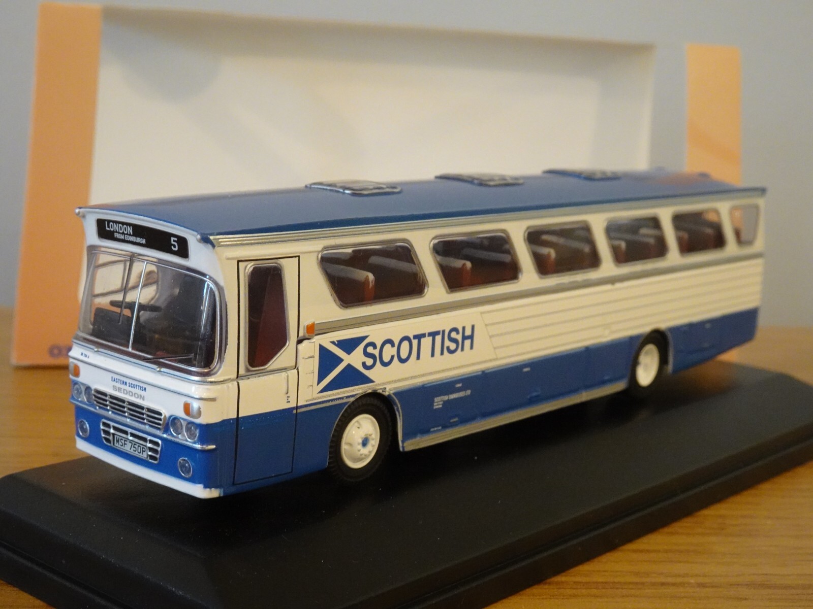 OXFORD EASTERN SCOTTISH ALEXANDER M TYPE SEDDON COACH BUS MODEL 76AMT001 1:76