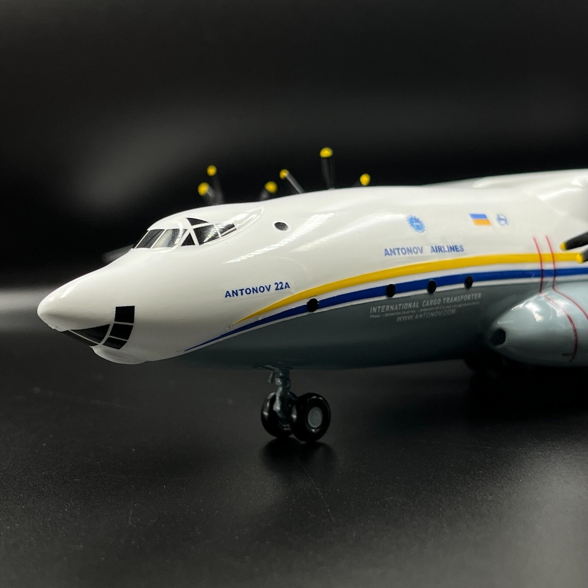 Official licenced aircraft model Antonov 22 An-22A UR-09307 scale