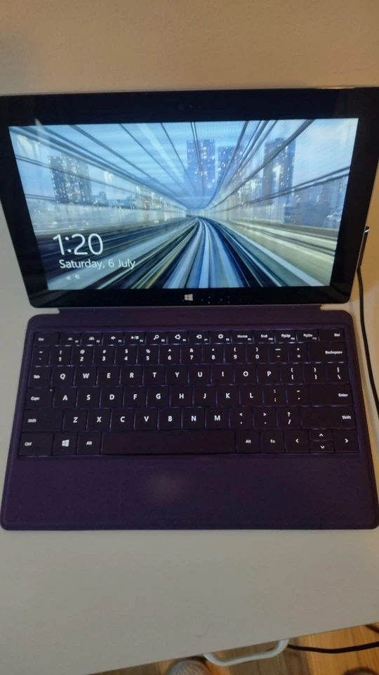 Microsoft Surface 32GB with windows RT 8.1 Tablet & keyboard US version - Image 4 of 4