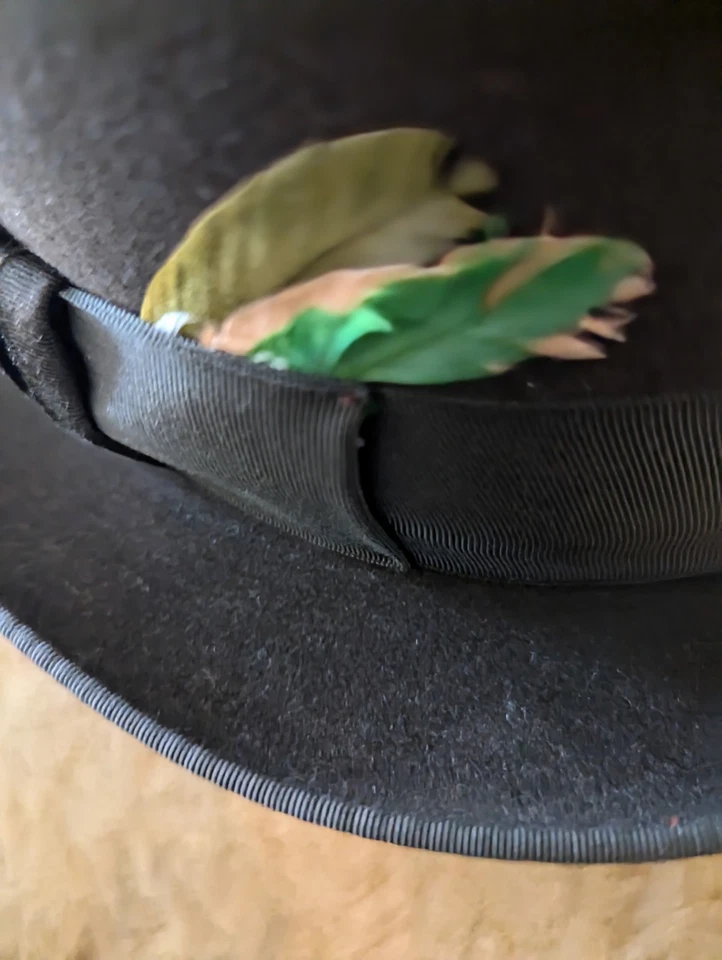 Royal Stetson Fedora 7 1/8 英寸帽子。  黑色,带原装羽毛。 形状漂亮,带盒 — 第 2/4 张图片