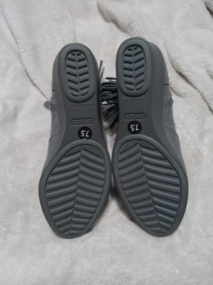 Crocs Mujer Gris Gamuza Cremallera Lateral Borla Botines Talla 7.5 Foto 4 de 4