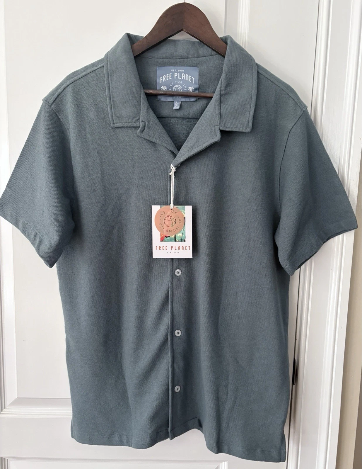 Free Planet Button Down Shirt Men's Large Blue Stone Beach Resort Wear NWT $52
Opens in a new window