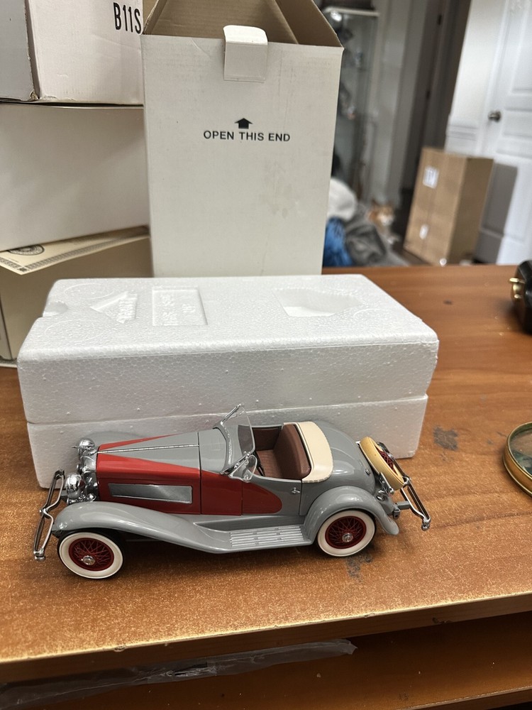 1935 Duesenberg SSJ Speedster V8 Gray Red 1/24 Scale by Danbury Mint