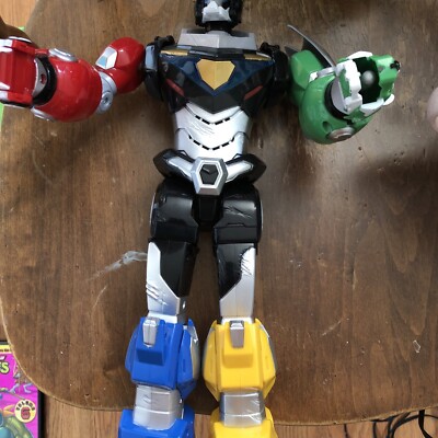 Voltron 15  LIGHTS SOUNDS Moveable Figure 2017 DWA LLC  Batteries Included. ￼