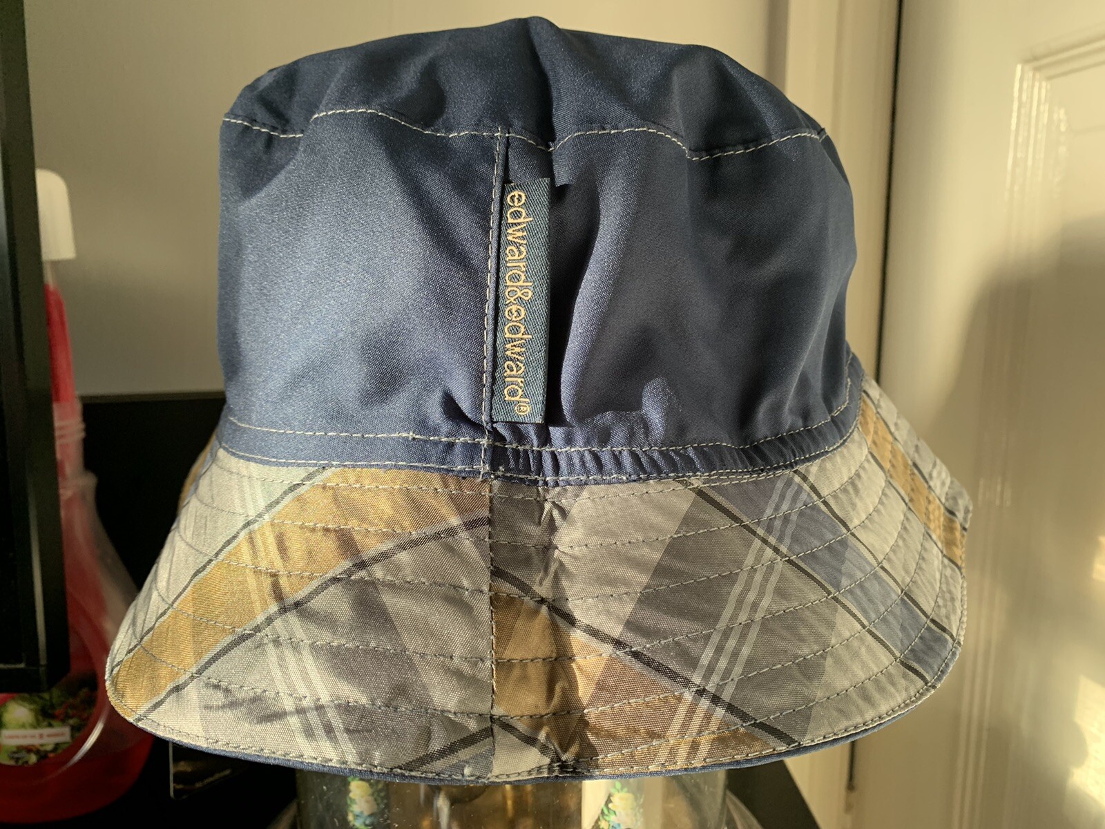 Sombrero con cubo de lluvia Parimex Vogue Edward & Edward festival moda bajo la lluvia azul