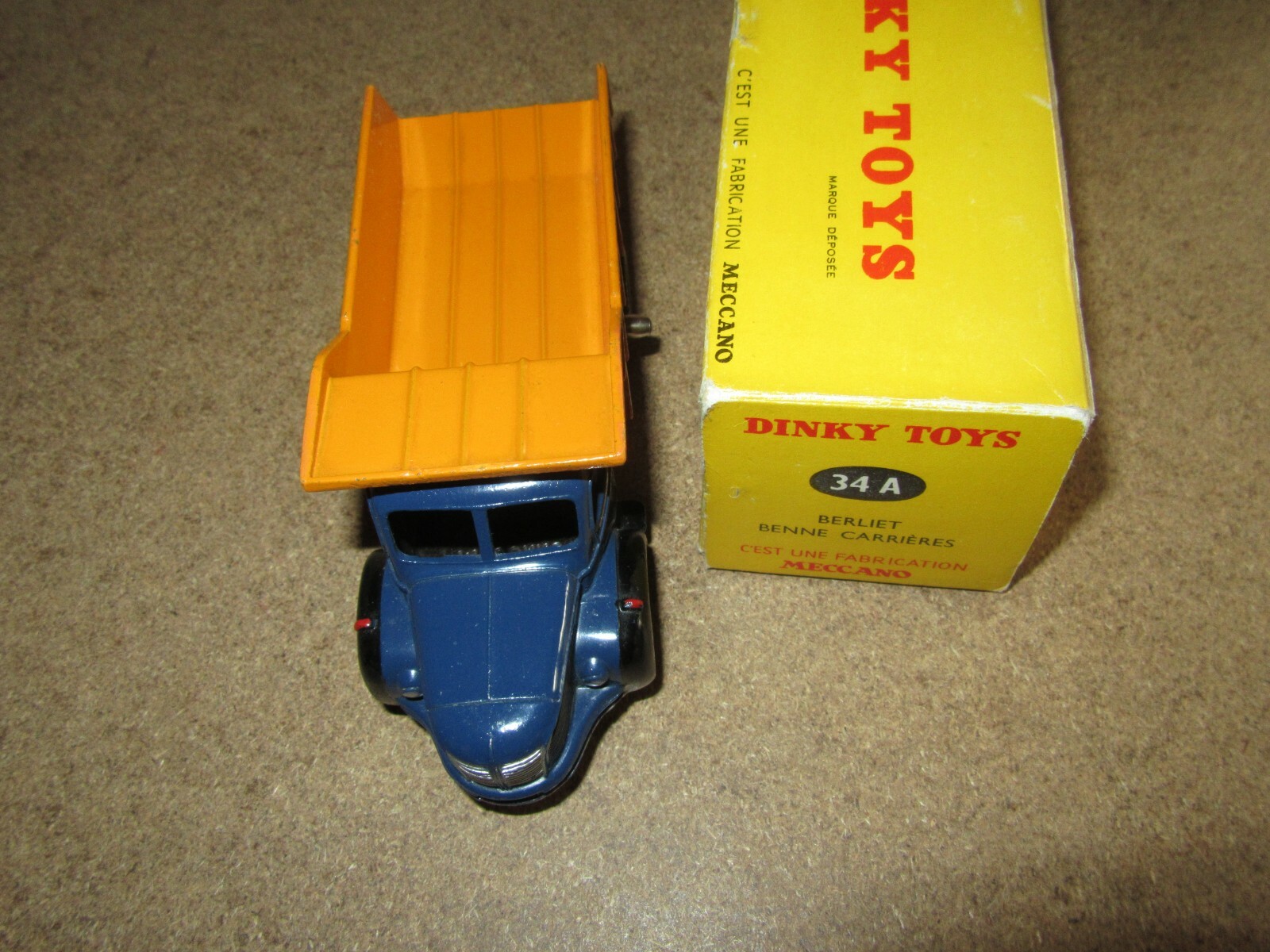 Dinky Toys 34B Berliet GLM 10 Plateau Container - France, 1956