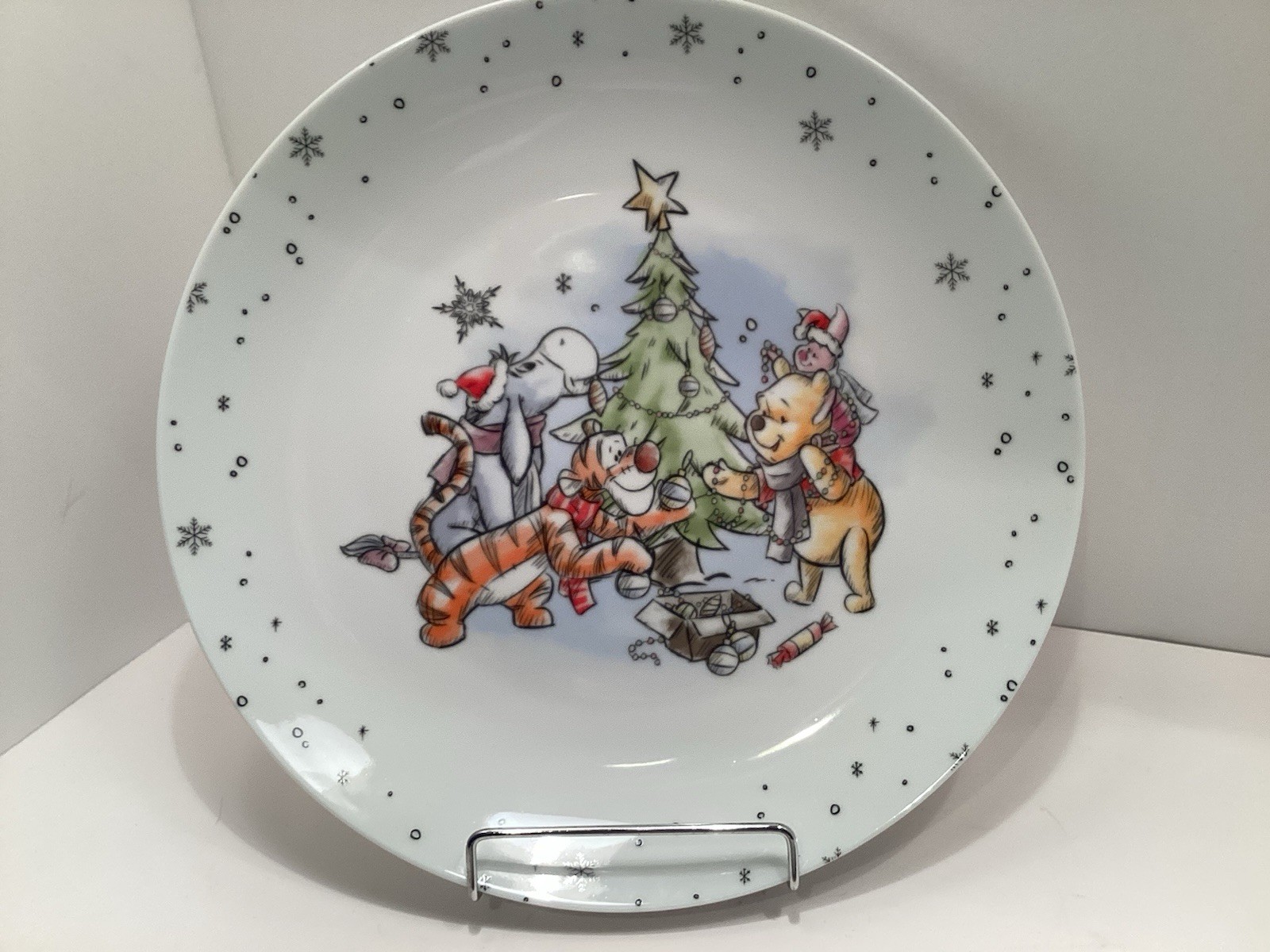 NEW! Set Of 2, WINNIE THE POOH & Friends Snowflake Christmas 10" DINNER PLATES