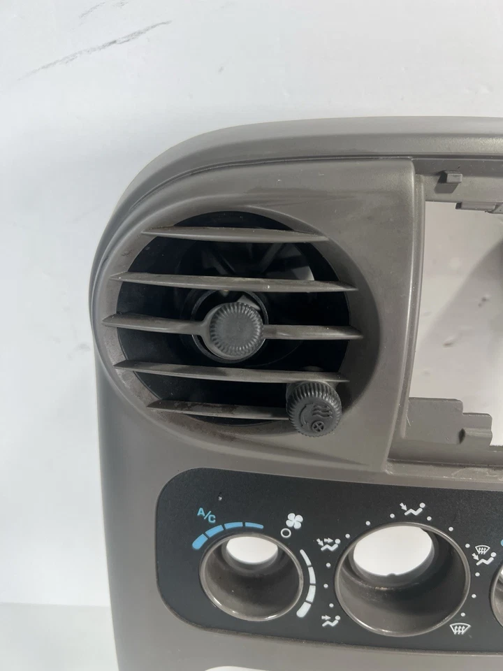 2001-2005 Chrysler PT Cruiser painel central rádio controle climático acabamento moldura cinza claro - Imagem 3 de 4