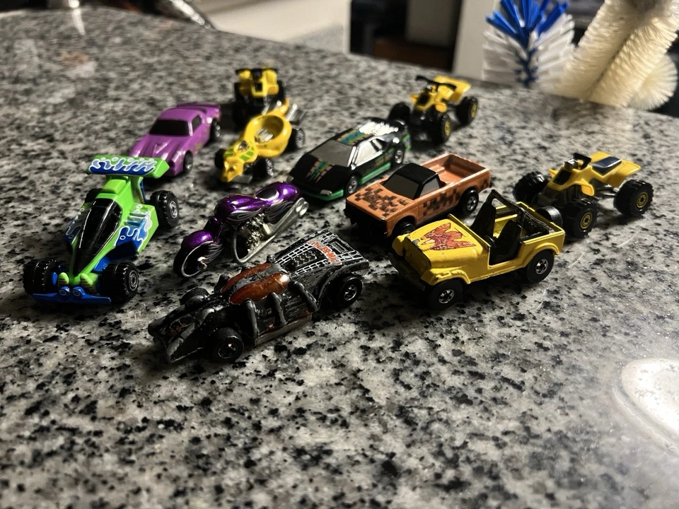 Lote De 11 De Colección Hot Wheels Suzuki Quad Spider-Man Jeep CJ-7 y Scooter Scorchin Foto 3 de 4