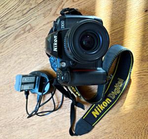 Nikon D100 6.1MP Black Digital SLR w/ AF Nikkor 35-80mm Lens, Charger, batteries