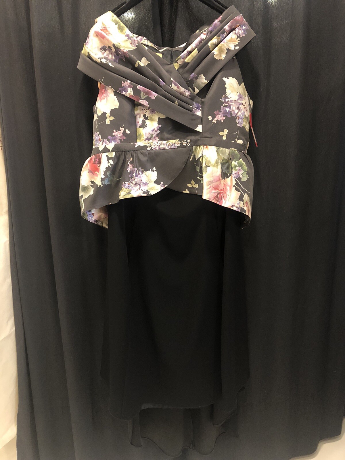 Conjunto 2 piezas fiesta falda larga con cola talla 54 Precio tienda 295€ Nuevo
