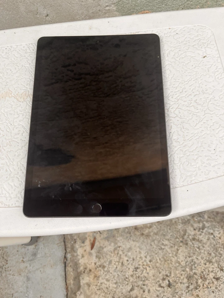 Apple iPad Pro 2018 64GB, Wi-Fi, 11-inch, Silver. BROKEN/NO POWER - Image 2 of 2