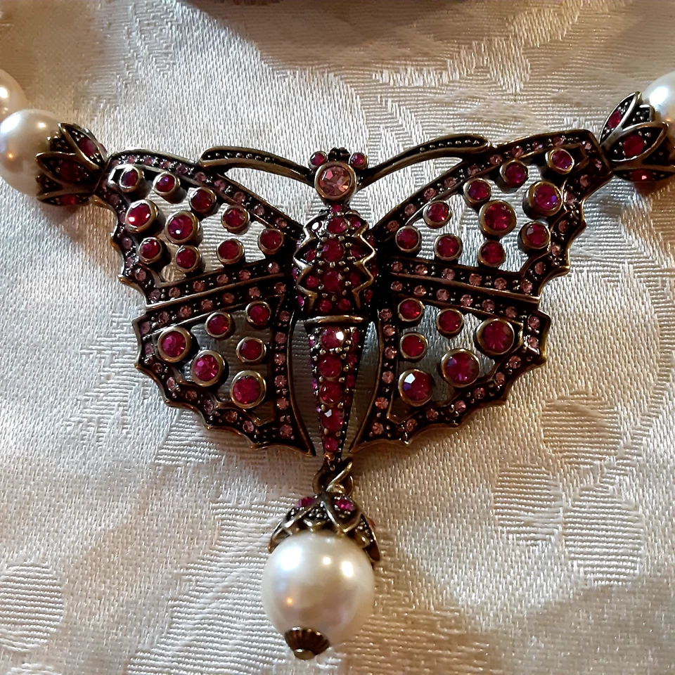 COLLAR MARIPOSA HEIDI DAUS IMITACIÓN PERLA BLANCA Y CRISTAL ROJO con JUEGO DE PENDIENTES Foto 2 de 3