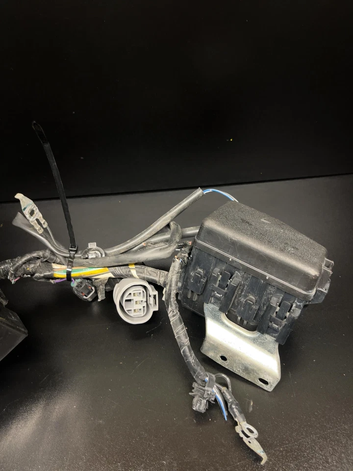 Caja de fusibles motor MITSUBISHI MIRAGE 20 Foto 2 de 4